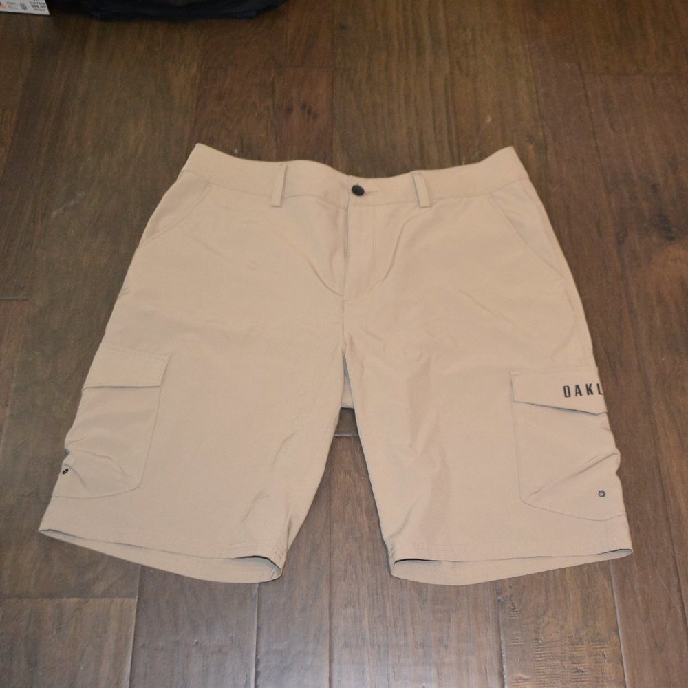 Men’s Oakley Hybrid Cargo Shorts Color Tan Size 36